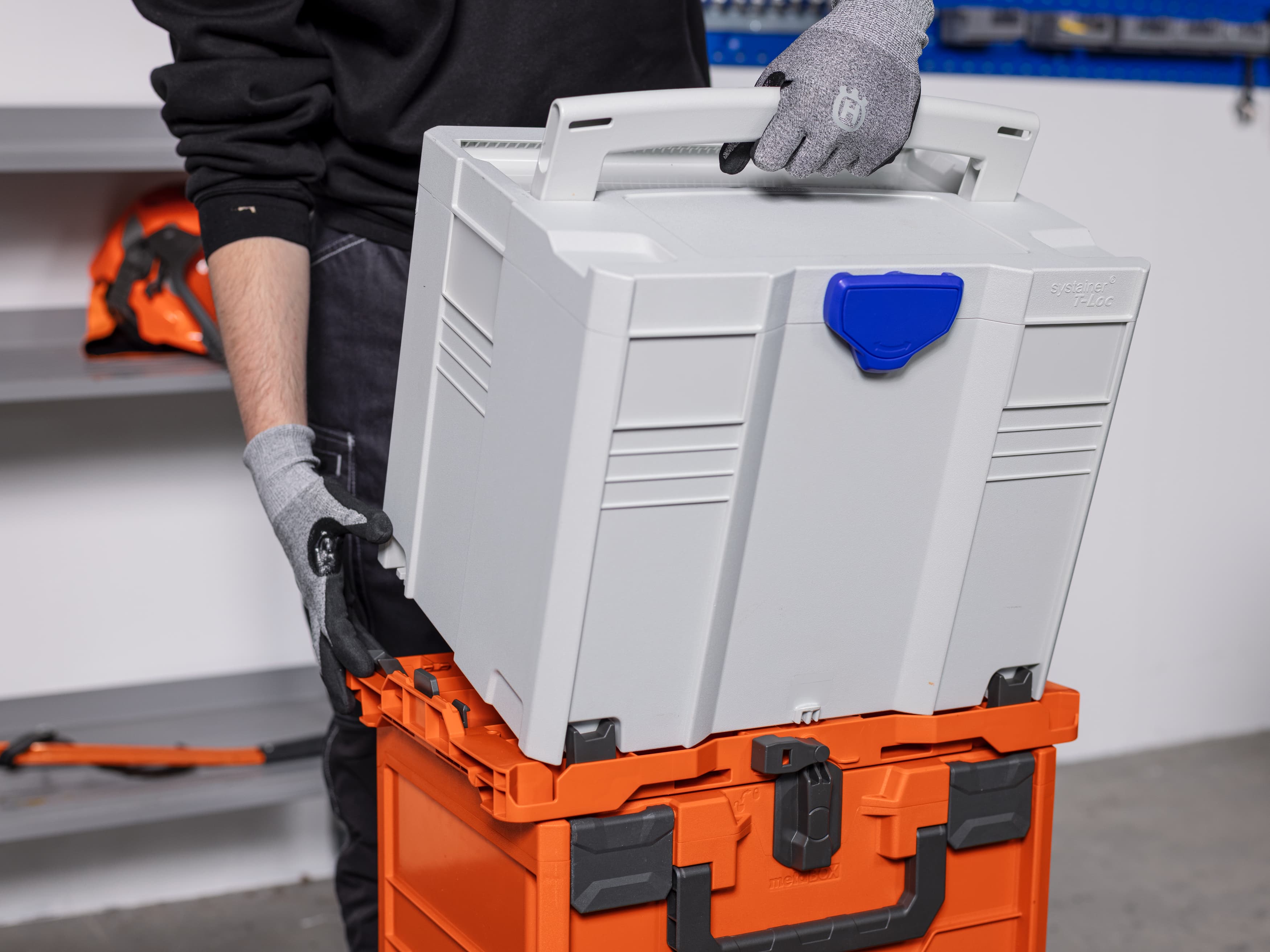 Attach the Husqvarna battery box to several common case systems in the market by using the multi-adapter plate*.
<B><I>*Available as an accessory</I></B> image
